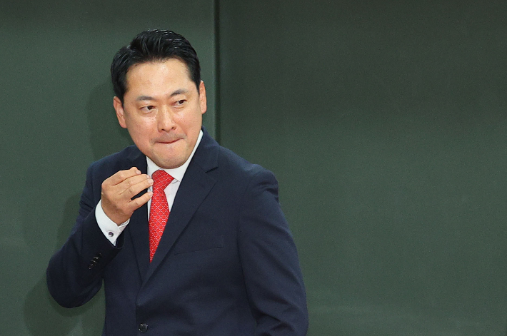 국민의힘 장동혁 대표가 29일 서울 여의도 한국금융투자협회에서 열린 국민의힘 자본시장 현장 간담회에서 자리로 향하고 있다. 연합뉴스
