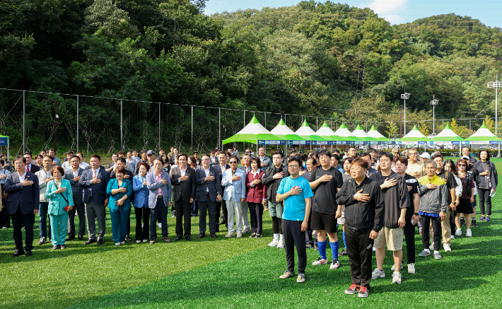 2025 대구경북 기자협회 체육대회 참석자들이 개회식에서 국민의례를 하고 있다. 대구경북기자협회 제공