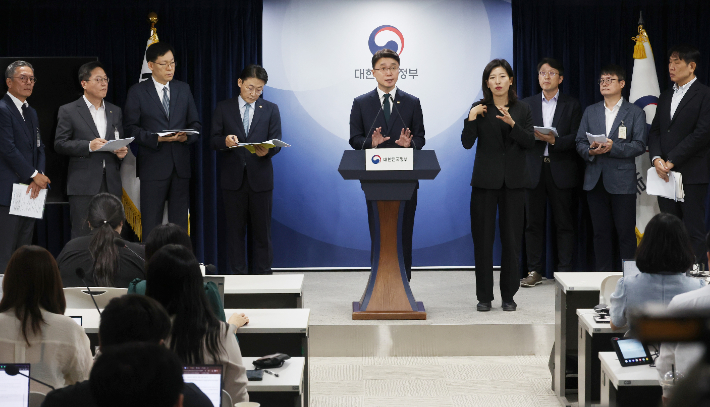 지난 19일 서울 종로구 정부서울청사에서 열린 해킹 대응을 위한 과기정통부-금융위 합동 브리핑에서 과학기술정보통신부 류제명 제2차관이 질문에 답하고 있다. 연합뉴스