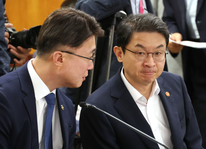 이억원 금융위원장(오른쪽)과 류제명 과기정통부 제2차관이 22일 정부서울청사에서 열린 통신사 및 금융사 해킹사고 관련 긴급 현안 점검회의에서 대화를 하고 있다. 연합뉴스