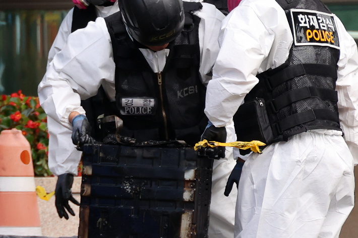 29일 오전 대전 유성구 국가정보자원관리원(국정자원) 화재 현장에서 경찰 관계자들이 불이 붙었던 무정전·전원 장치(UPS)용 리튬이온배터리 상태를 확인하고 있다. 연합뉴스