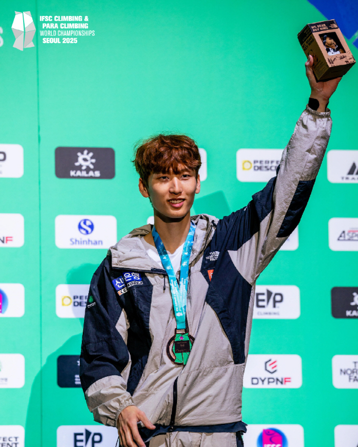 금메달을 수상한 이도현. 대한산악연맹 제공