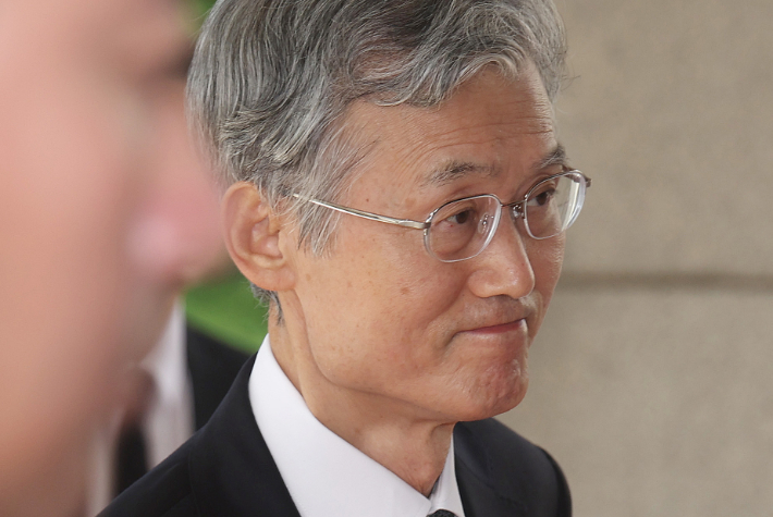 조희대 대법원장이 29일 서초동 대법원으로 출근하고 있다. 조 대법원장은 오는 30일 국회 법제사법위원회에서 열리는 이른바 '대선 개입 의혹' 청문회에 불출석 의견서를 제출했다. 연합뉴스