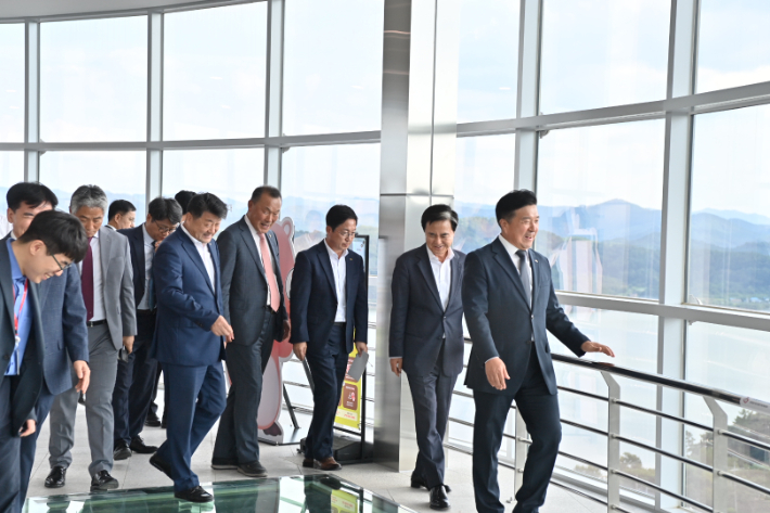 김태흠 충남지사(오른쪽에서 두 번째)가 29일 최재구 예산군수(맨 오른쪽) 등과 함께 예당호 착한농촌체험세상 전망대를 방문하고 있다. 충남도 제공