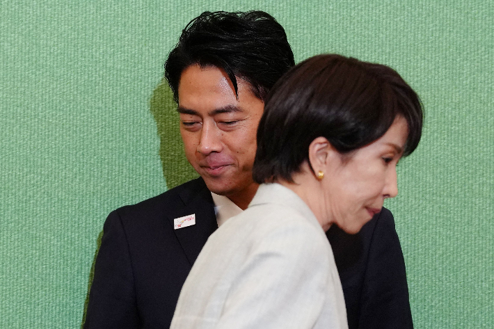 고이즈미 농림수산상(왼쪽)과 다카이치 전 경제안보담당상. 연합뉴스