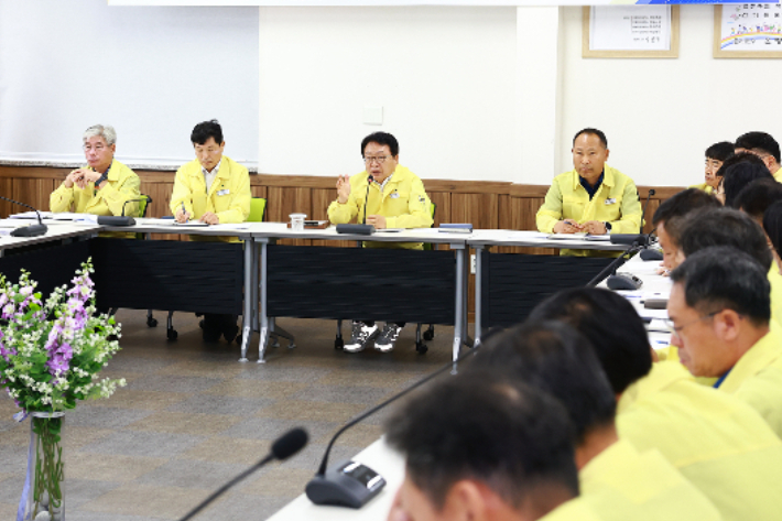 손병복 울진군수가 간부회의를 주재하고 있다. 울진군 제공