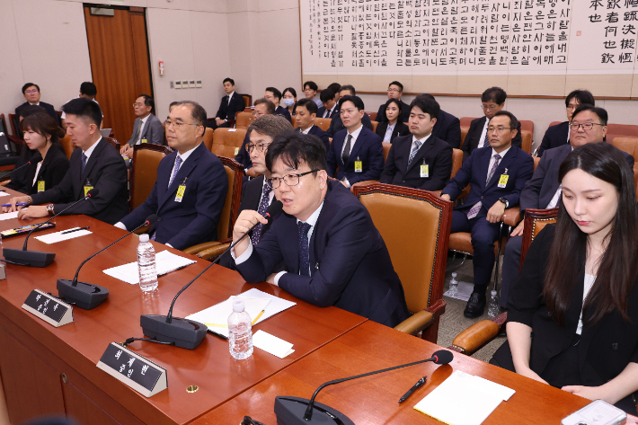답변하는 '건진법사 관봉권' 담당 검사     (서울=연합뉴스) 김주성 기자 = 22일 국회 법제사법위원회에서 열린 '건진법사 관봉권 띠지' 분실 관련 검찰개혁 입법청문회에서 담당 검사인 최재현 서울남부지검 검사가 더불어민주당 서영교 의원의 질의에 답하고 있다. 2025.9.22     utzza@yna.co.kr (끝)   <저작권자(c) 연합뉴스, 무단 전재-재배포, AI 학습 및 활용 금지> 연합뉴스