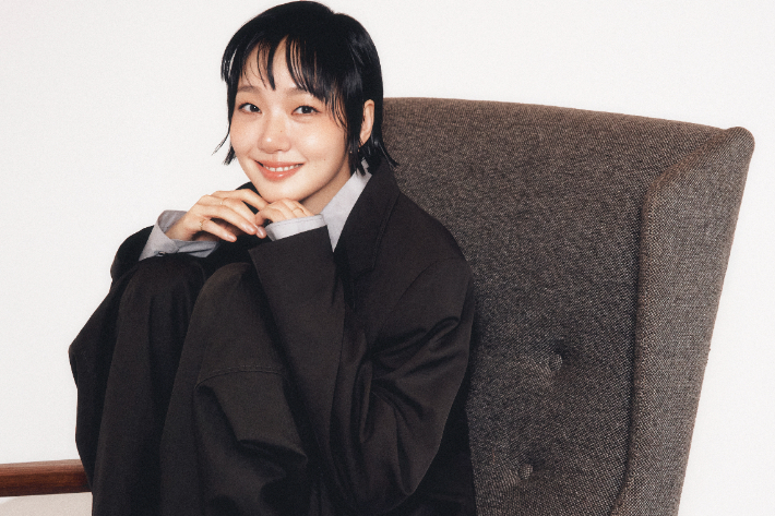 김고은은 차기작으로 오는 12월 넷플릭스 시리즈 '자백의 대가'로 돌아올 예정이다. 전도연과는 영화 '협녀, 칼의 기억(2015)' 이후 약 10년 만에 다시 한 작품에서 호흡을 맞춘다. 넷플릭스 제공