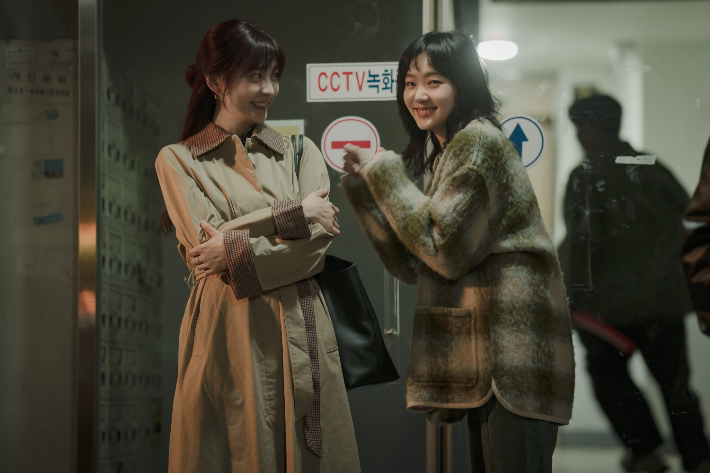 김고은은 평소 주변 지인들을 통해 스스로를 돌아본다고 전했다. 그는 "회사로 성실히 출근하거나 매일 러닝을 하는 친구들을 보면서 나태한 제 자신을 되돌아본다"며 "지현이도 꾸준하게 뭔가를 항상 하는데 이런 걸 보면은 너무 멋있다"고 밝혔다. 넷플릭스 제공 