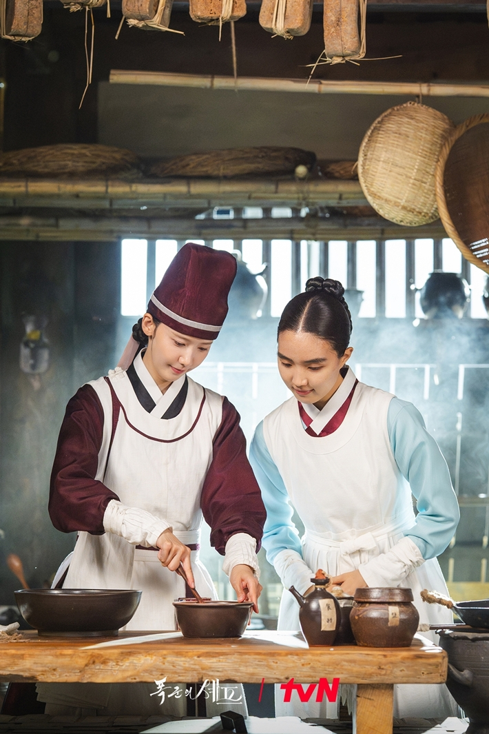 왼쪽부터 연지영 역 임윤아, 서길금 역 윤서아. tvN 제공