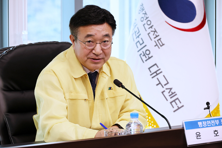 윤호중 행정안전부 장관이 지난 29일 국가정보자원관리원 대구센터를 방문해 국가 전산망 운영체계 및 안전 관리시설 업무 현황 등을 보고 받고 있다. 행정안전부 제공 