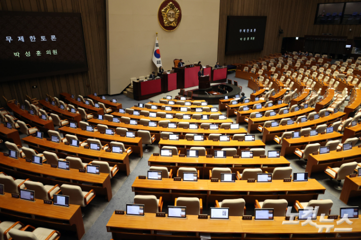 국민의힘 박성훈 의원이 29일 서울 여의도 국회 본회의에서 '국회에서의 증언·감정 등에 관한 법률 일부개정법률안'(대안)에 대한 무제한 토론(필리버스터)을 하고 있다. 윤창원 기자