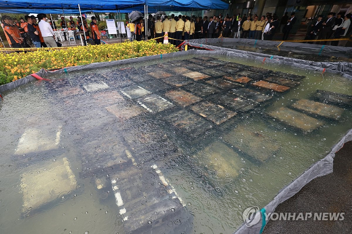 (대전=연합뉴스) 신현우 기자 = 28일 대전 유성구 국가정보자원관리원 화재로 인해 불에 탄 리튬이온 배터리가 소화수조에 담겨 있다.      지난 26일 정부 전산시스템이 있는 국정자원에서 무정전·전원 장치(UPS)용 리튬이온배터리 화재가 발생해 정부 전산 서비스가 대규모로 마비된 바 있다. 2025.9.28 nowwego@yna.co.kr 연합뉴스