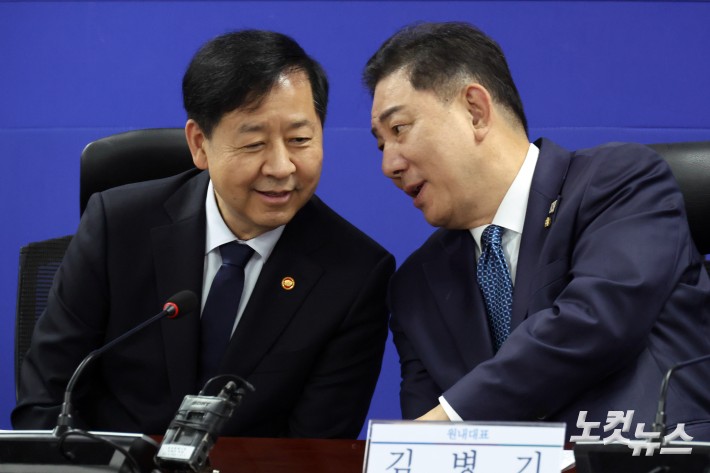 대화하는 구윤철 부총리-김경기 원내대표