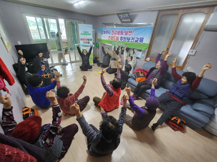 구례 한 경로당에서 실시하는 신체 건강 증진 활동. 전라남도 제공