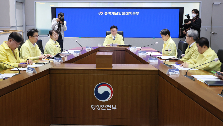 윤호중 행정안전부 장관이 30일 서울 종로구 정부서울청사에서 열린 국가정보자원관리원 행정정보 시스템 화재 관련 중앙재난안전대책본부 6차 회의에서 발언하고 있다. 연합뉴스