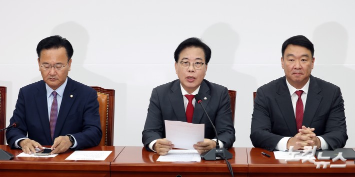 원내대책회의 발언하는 송언석