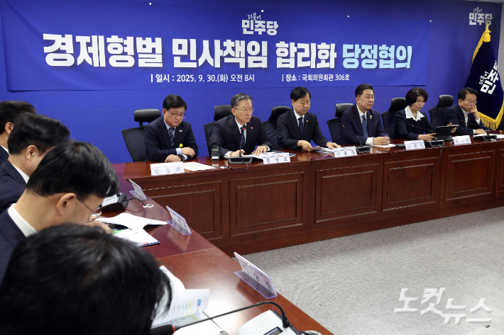 정성호 법무부 장관이 30일 서울 여의도 의원회관에서 열린 경제형벌 민사책임 합리화TF 당정협의에서 발언을 하고 있다. 윤창원 기자