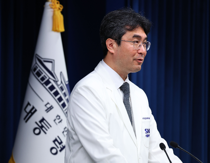 이재명 대통령 주치의 박상민 교수가 30일 용산 대통령실에서 영부인 김혜경 여사 이석증 진단 관련 브리핑을 하고 있다. 연합뉴스