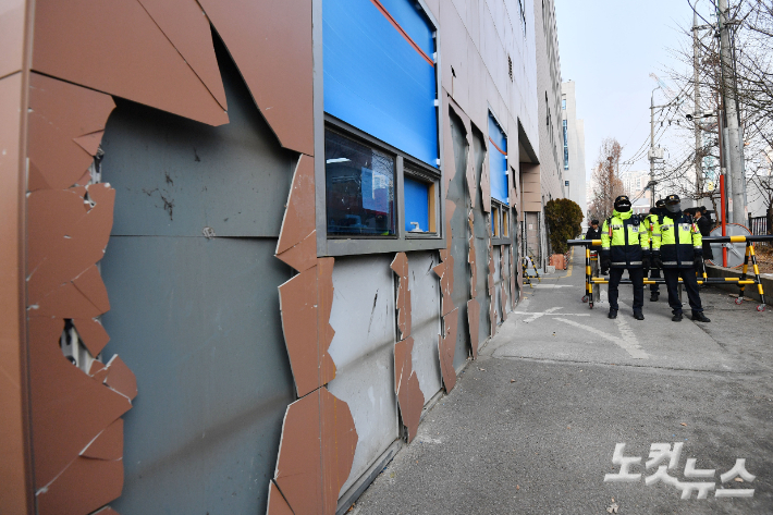 지난 1월 19일 당시 윤석열 대통령에 대한 구속영장이 발부되자 격앙된 지지자들이 서울서부지방법원에 난입해 시설물 등을 파손하며 폭동을 일으킨 가운데 20일 서울 마포구 서울서부지방법원에 파손된 외벽이 보이고 있다. 류영주 기자