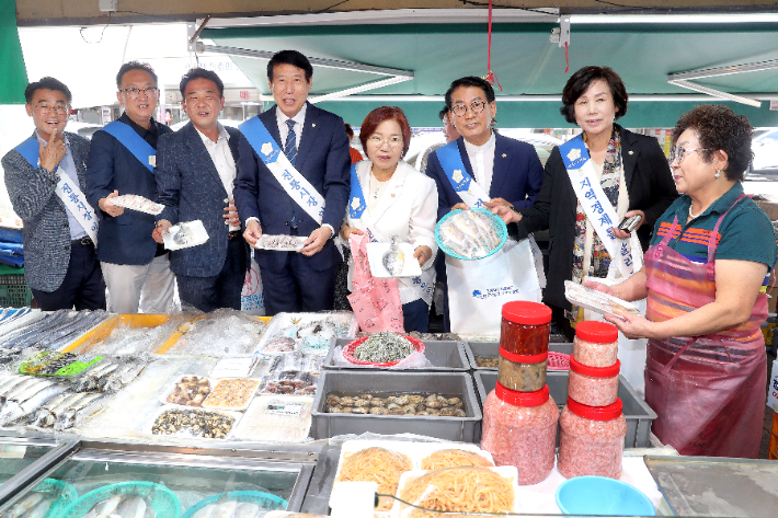 남관우 전주시의회 의장(왼쪽 네 번째)을 비롯한 시의회 상임위원장들이 29일 전주 모내래시장에서 추석 명절 장보기 행사를 했다. 전주시의회 제공