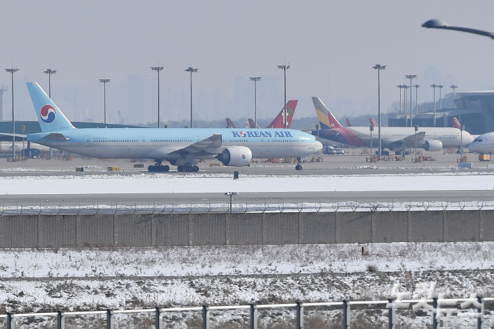 인천국제공항 계류장 내 대한항공과 아시아나항공 여객기의 모습이 보이고 있다. 류영주 기자