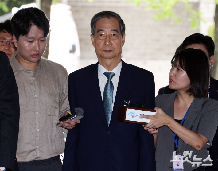 윤석열 전 대통령의 내란 행위 방조 혐의를 받는 한덕수 전 국무총리가 지난달 27일 오후 서울 서초구 서울중앙지방법원에서 열린 구속 전 피의자 심문(영장실질심사)에 출석하고 있다. 황진환 기자