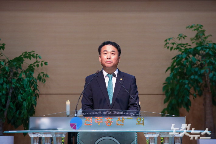 남신도회 전북연합회 회장 김윤수 장로가 사회를 보고 있다.