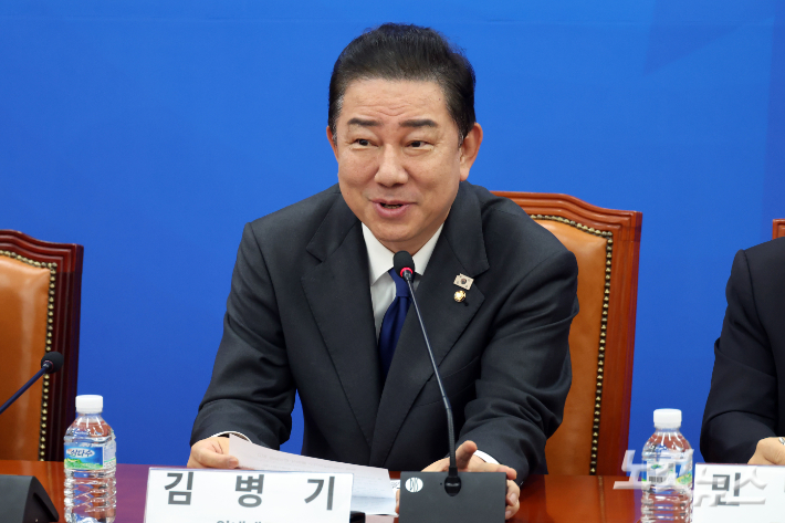 더불어민주당 김병기 원내대표가 발언을 하고 있다. 윤창원 기자