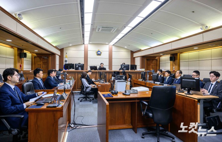 한덕수, 내란방조 혐의 첫 재판 출석