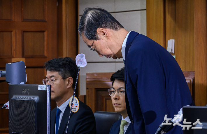 한덕수 전 국무총리가 30일 서울 서초구 서울중앙지법에서 열린 내란 우두머리 방조 및 위증 등 혐의 재판에 피고인으로 출석하고 있다. 사진공동취재단