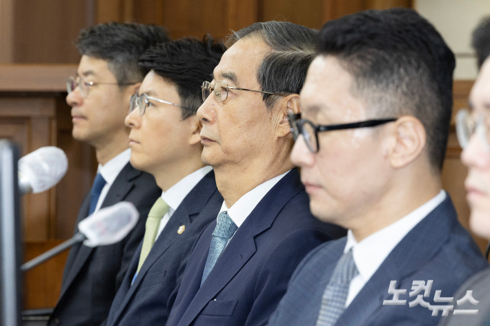 '내란방조 혐의'로 특검에 기소된 한덕수 전 국무총리가 30일 오전 서울 서초동 중앙지법에서 열린 첫 재판에 참석하고 있다. 사진공동취재단