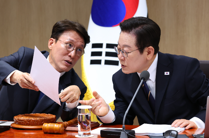 이재명 대통령과 김민석 국무총리가 30일 용산 대통령실에서 열린 제44회 국무회의에서 대화하고 있다. 연합뉴스
