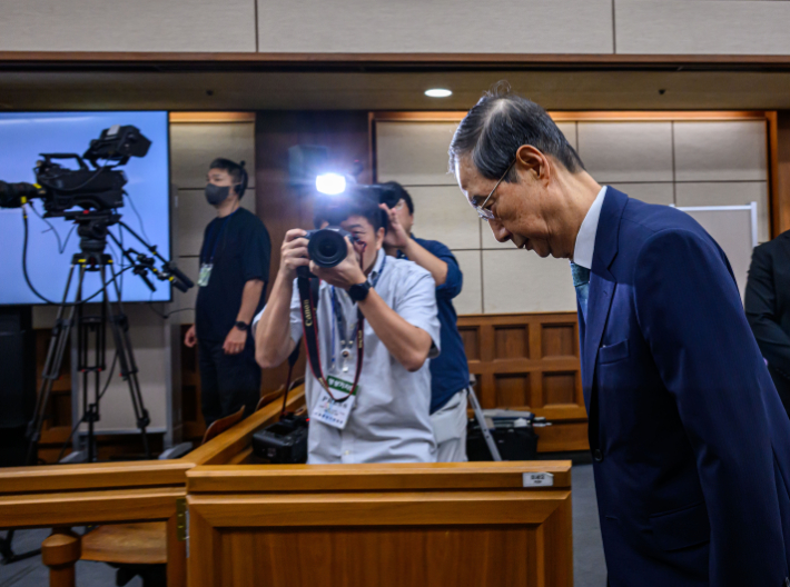 한덕수 전 국무총리가 30일 서울 서초구 서울중앙지법에서 열린 내란 우두머리 방조 및 위증 등 혐의로 재판에 피고인으로 출석하고 있다. 연합뉴스