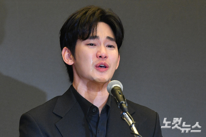 배우 김수현이 지난 3월 31일 오후 서울 마포구 스탠포드 호텔에서 기자회견을 열고 미성년자였던 고 김새론과 교제했다는 의혹 등에 대해 입장을 밝히고 있다. 류영주 기자
