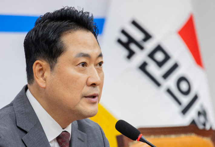 국민의힘 장동혁 대표가 30일 국회에서 국가정보자원관리원 화재로 인한 소상공인 피해 대책 마련 촉구하는 입장을 발표를 하고 있다. 연합뉴스