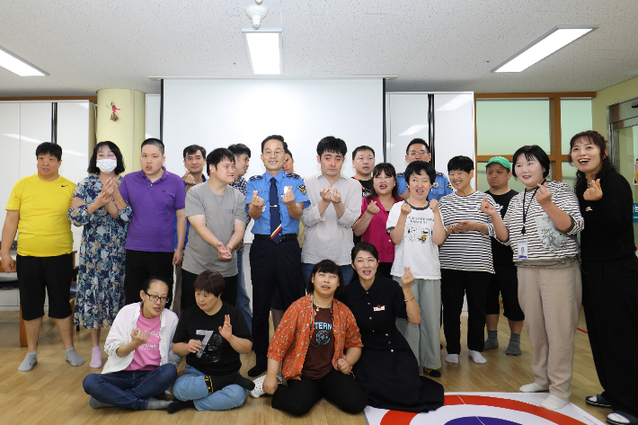 한상철 해양경찰교육원장은 30일 여수시장애인종합복지관을 찾아 후원금을 전달했다. 해경교육원 제공