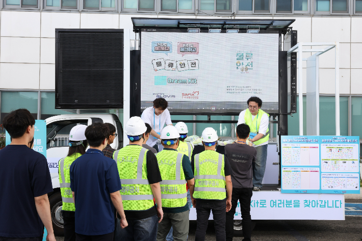 전남 광양 한국국제터미널에서 29일 현대글로비스 관계자가 물류업계 종사자에게 안전용품을 전달하는 모습. 현대글로비스 제공