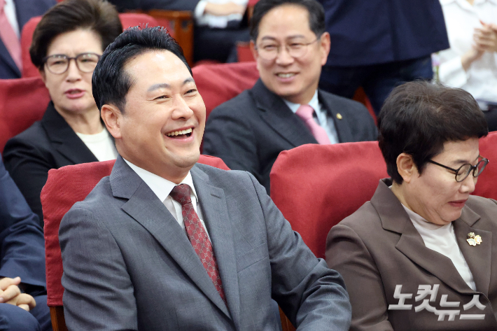 국민의힘 장동혁 대표가 30일 서울 여의도 의원회관에서 열린 '디지털 금융 혁신의 도전 : 원화 스테이블코인 도입 쟁점과 바람직한 제도적 체계'에서 환하게 웃고 있다. 윤창원 기자