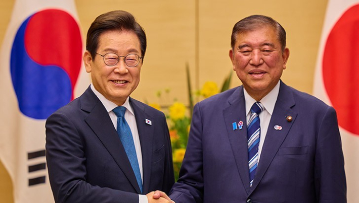 이재명 대통령(왼쪽)과 이시바 시게루 일본 총리. 연합뉴스