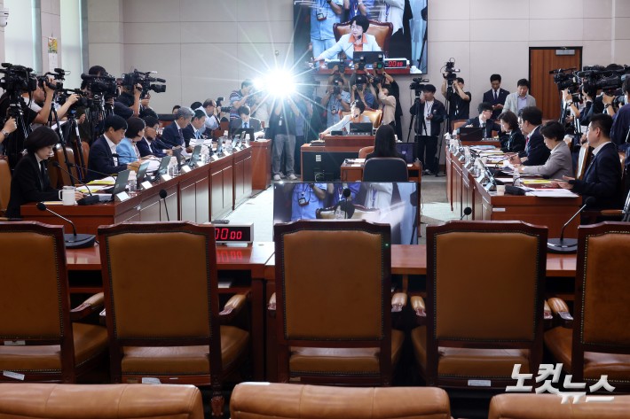 30일 서울 여의도 국회 법제사법위원회 전체회의에서 추미애 위원장이 의사봉을 두드리고 있다. 이날 