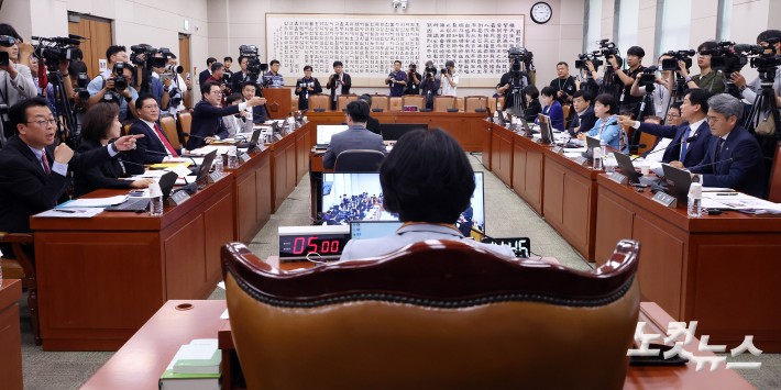 30일 서울 여의도 국회 법제사법위원회 전체회의에서 여야 의원들이 충돌하고 있다. 이날 