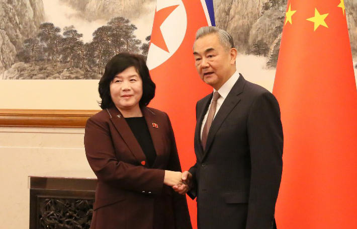 최선희 북한 외무상이 지난 28일 베이징 낚시터 국빈관에서 왕이 중국 외교부장과 회담하는 모습. 연합뉴스