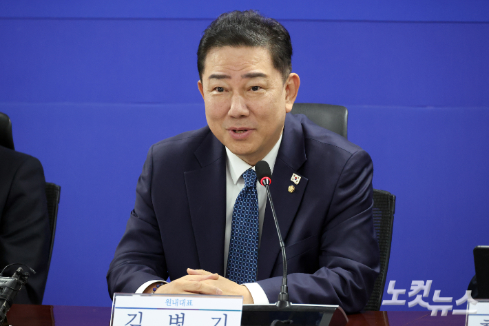 더불어민주당 김병기 원내대표가 30일 서울 여의도 의원회관에서 열린 경제형벌 합리화 TF 당정협의에서 발언을 하고 있다. 윤창원 기자