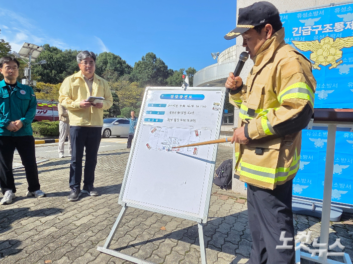 27일 김기선 유성소방서장이 대전 국가정보자원관리원 화재 진화 상황을 설명하고 있다. 박우경 기자