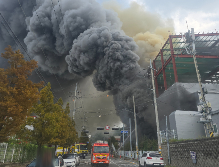 30일 천안 풍세산단 제조업체에서 화재가 발생해 소방당국이 화재진압을 하고 있다. 독자제공
