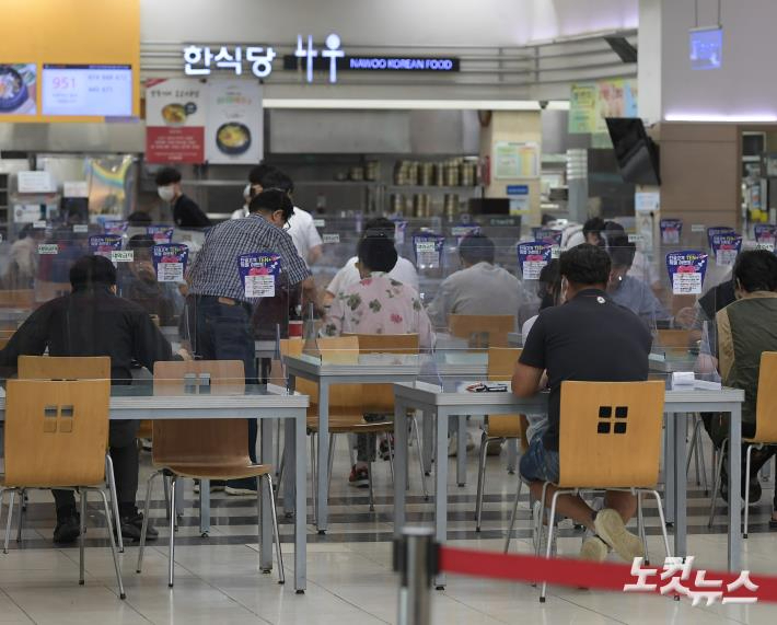 휴게소에서 식사를 하는 사람들