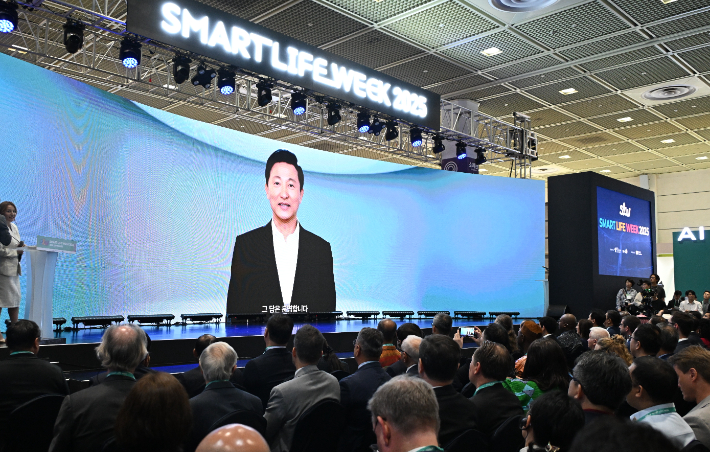 30일 강남구 코엑스에서 열린 '스마트라이프위크(SLW) 2025' 개막식에서 AI로 제작한 오세훈 서울시장이 SLW 소개를 소개하고 있다. 서울시 제공