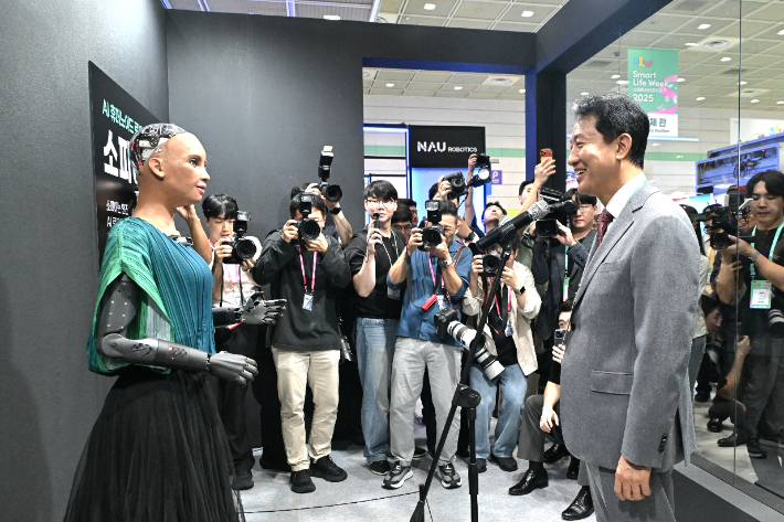 오세훈 서울시장이 SLW 2025에서 휴머노이드 로봇 '소피아'와 대화 나누고 있다. 서울시 제공