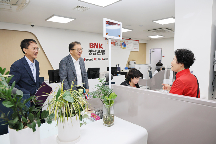 장금용 창원시장 권한대행이 경남은행을 방문해 누비전 구입 현장을 살펴보고 있다. 창원시 제공 